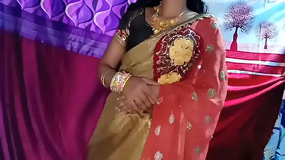 अरे कमबख्त में तेरी भाभी हूं धीरे धीरे चोद ले क्यों भौजी भइया येसे नहीं चोदते अब घुसा भी लेने दो भौजी